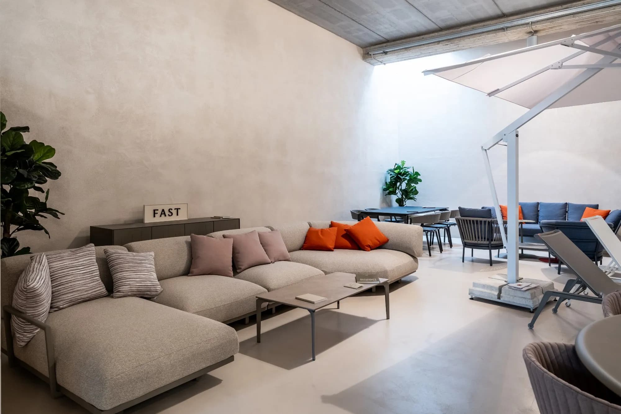 LOUNGE